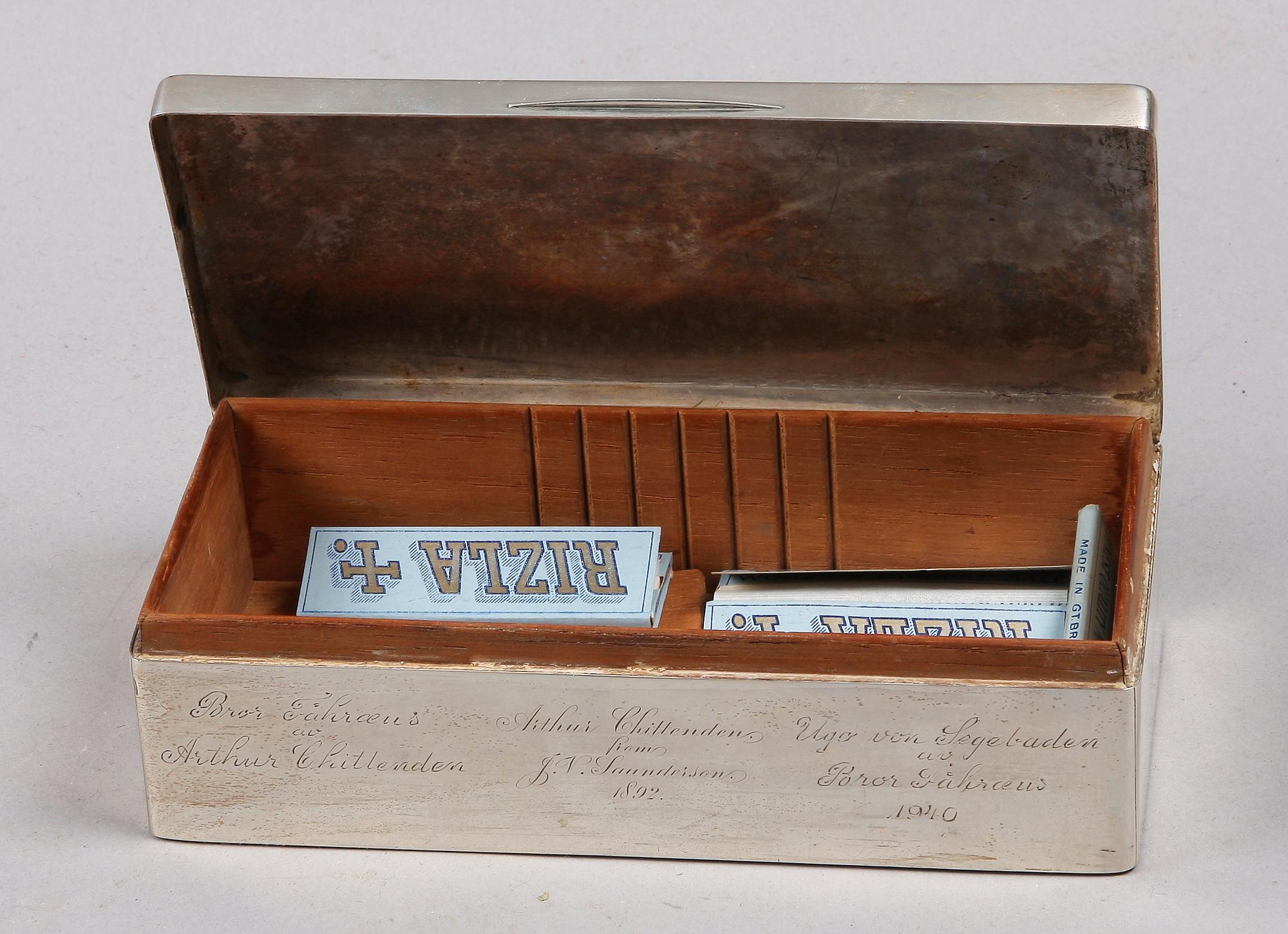 CIGARETTSKRIN. Silver. England.