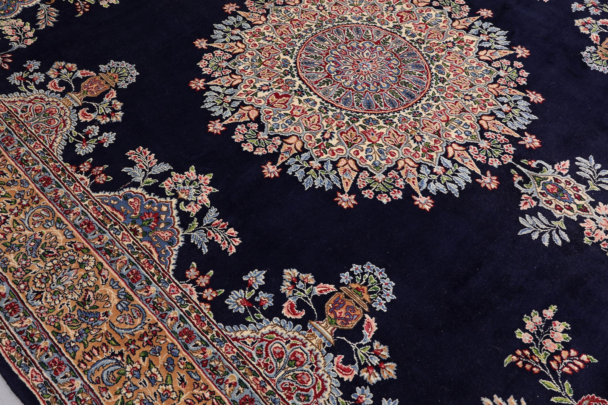 Matta, Kirman Laver, signerad, ca 436 x 280 cm.