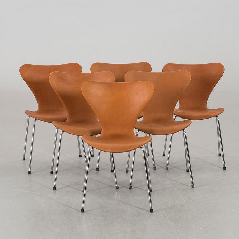 A SET OF 6 ARNE JACOBSEN "SERIES 7" CHAIRS BY FRITZ HANSEN.