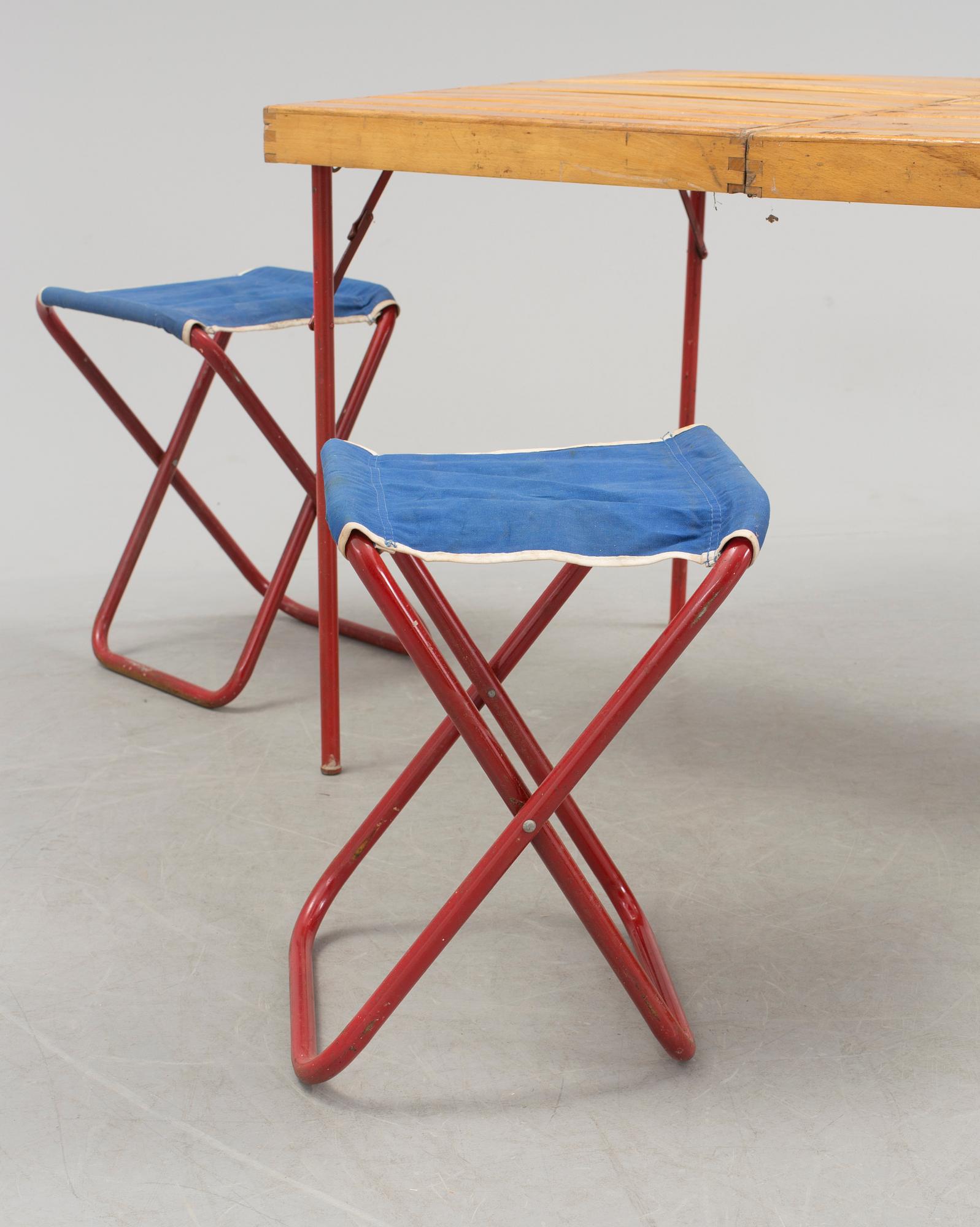 A Swedish 1950´s camping table and four chairs in a wooden box.