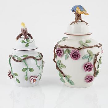 Urnor, 2 st, rokokostil, Rörstrand, 1900-tal.