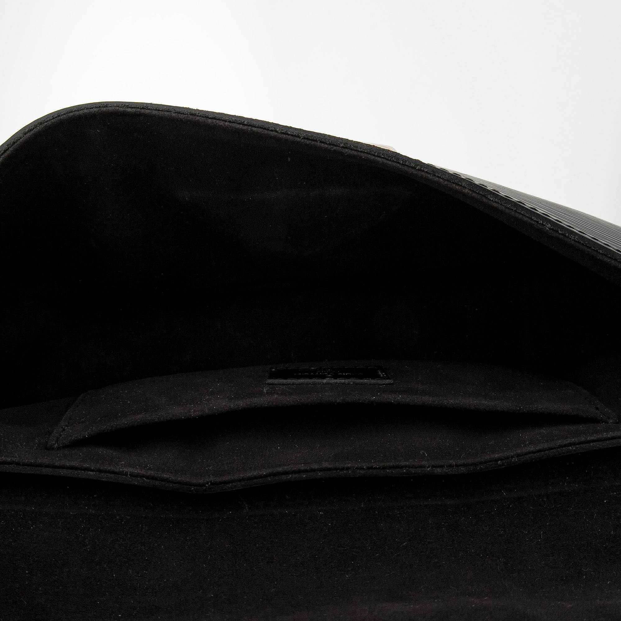 Louis Vuitton, a 'Pochette Montaigne' bag.