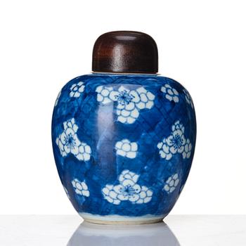 A blue and white tea caddy, Qing dynasty, Kangxi (1662-1722).