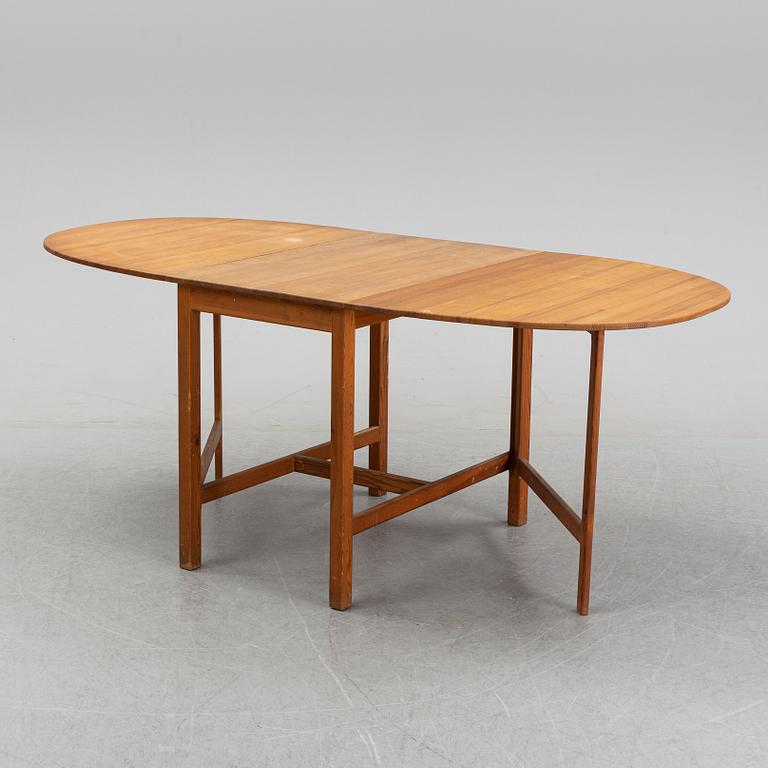 A pine gate leg table, end of the 20th Century.