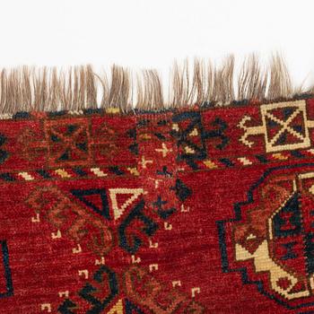 An antique Turkmeni churval, 142 x 84 cm.