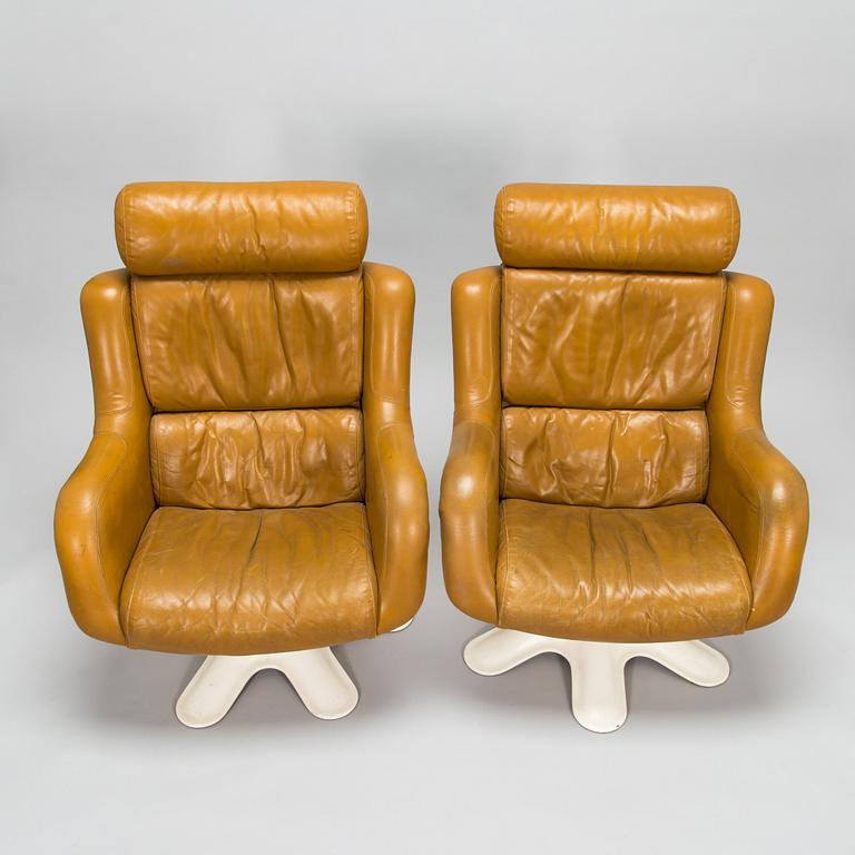 Yrjö Kukkapuro, a pair of late 1960's '418N' armchairs for Haimi.