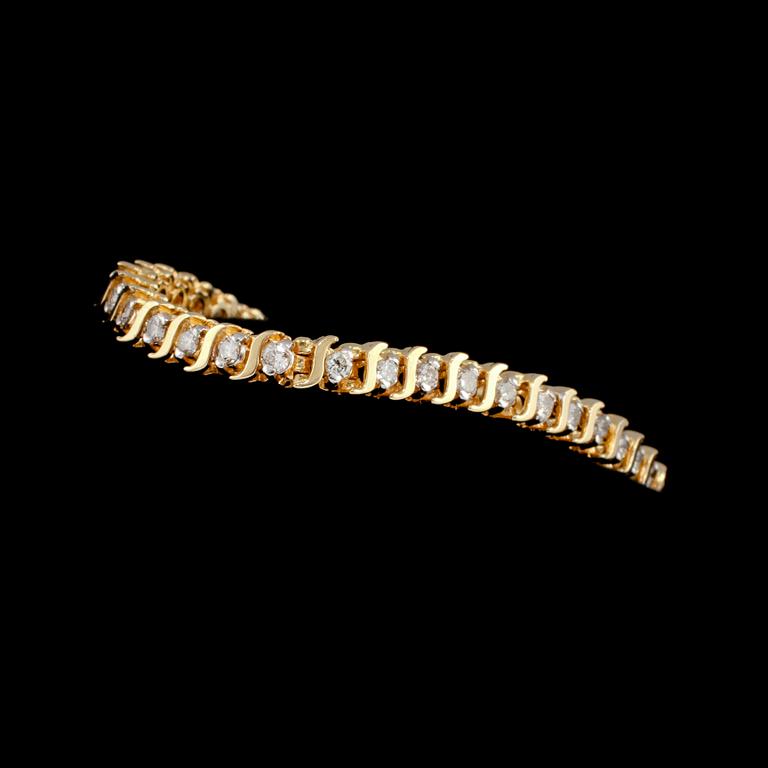 ARMBAND, 14k guld med briljantslipade diamanter, totalt ca 3.43 ct, utländska stämplar. Vikt 15 g.