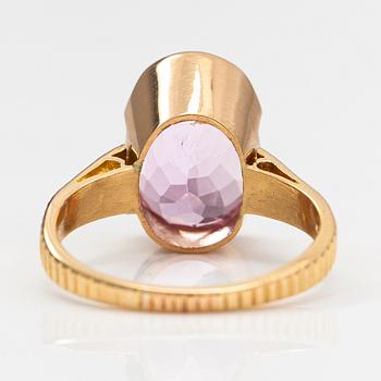 Ring, 18K guld och kunzit. Finska importstämplar 1970.