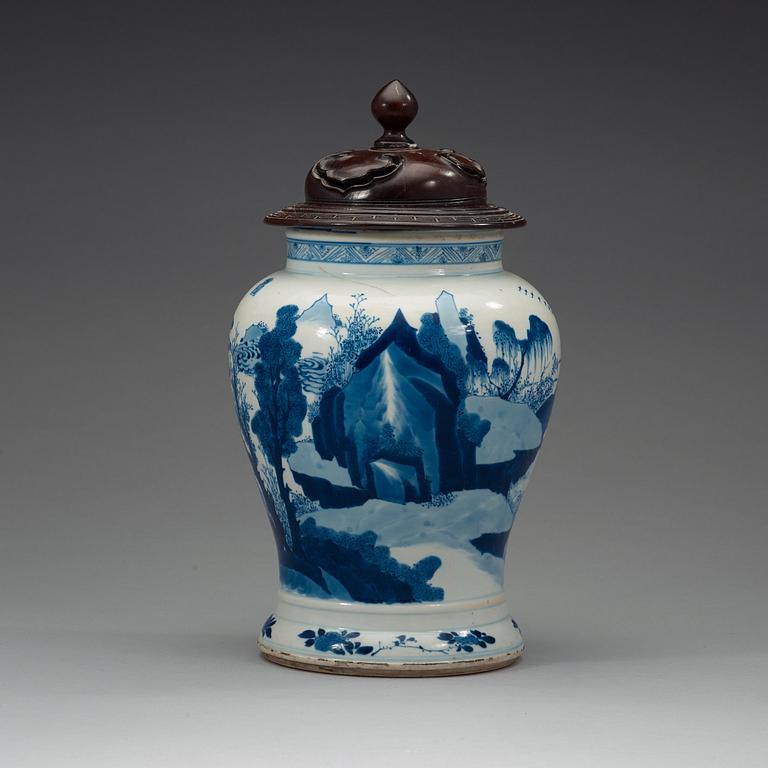 A blue and white urn, Qing dynasty, Kangxi (1662-1722).