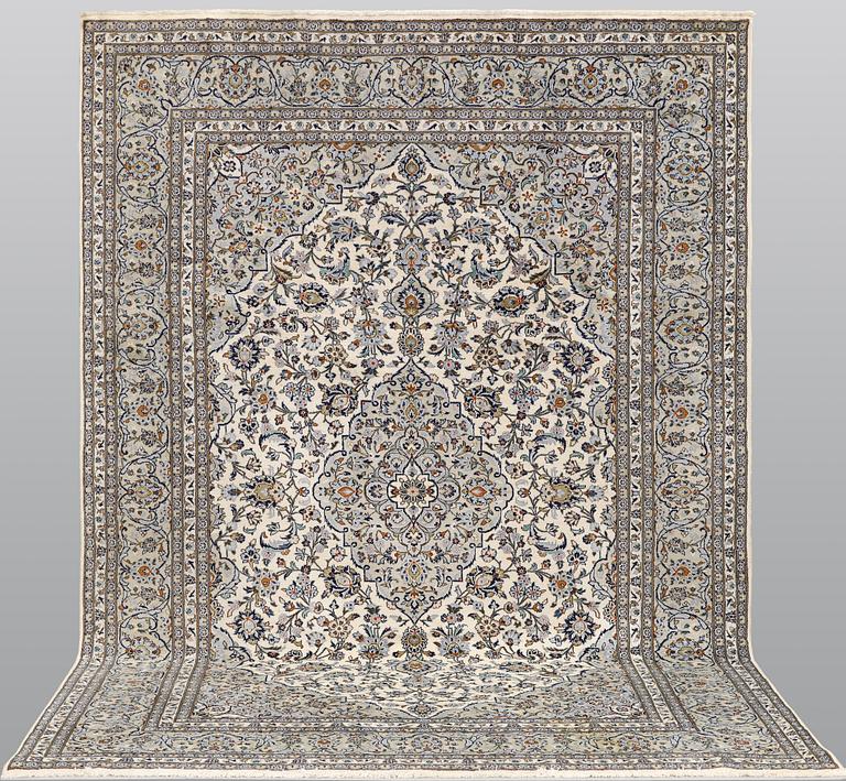 A Keshan carpet, approx. 353 x 250 cm.