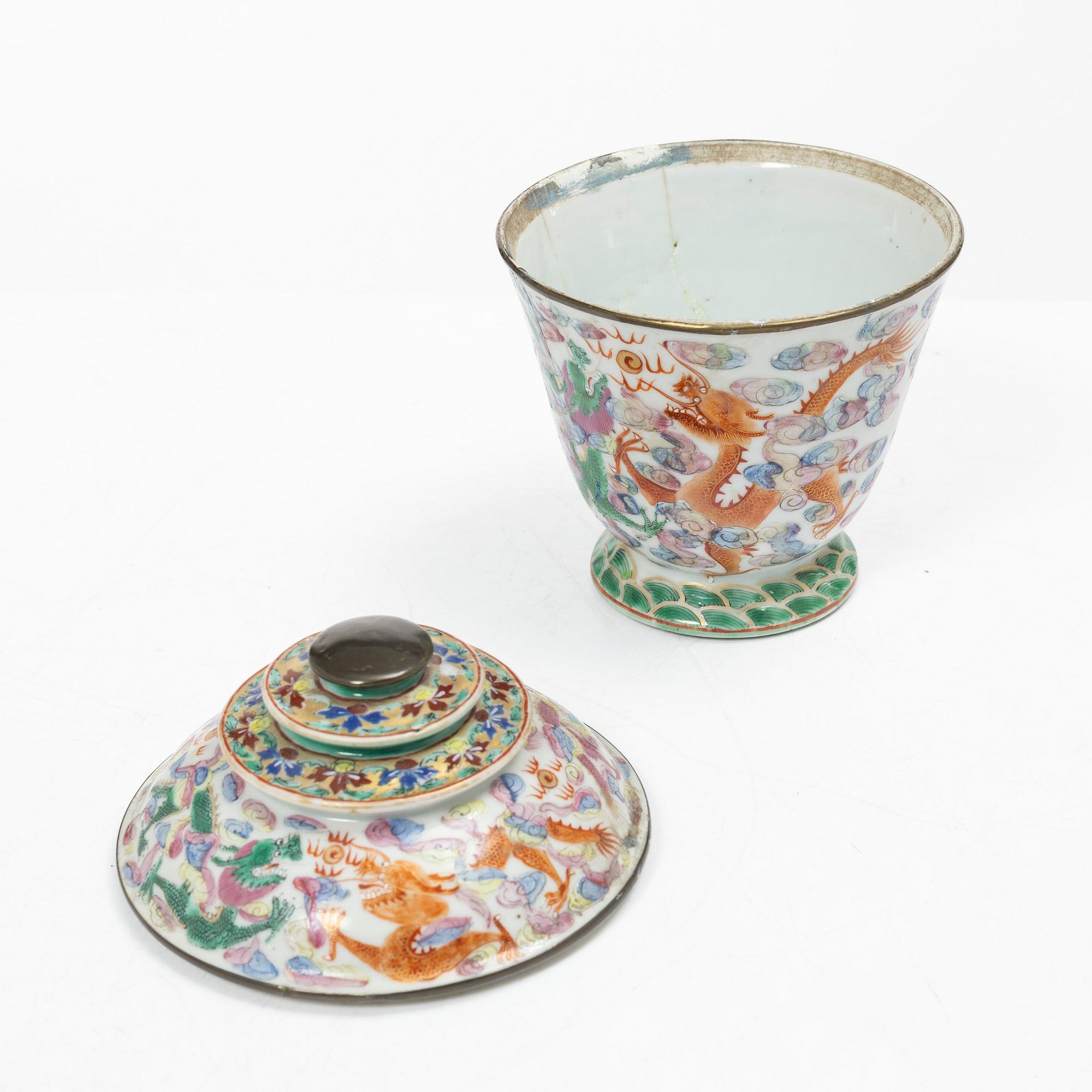 A Chinese famille rose 'dragon' jar with cover, for the Thai market, Qing dynasty, 19th century.