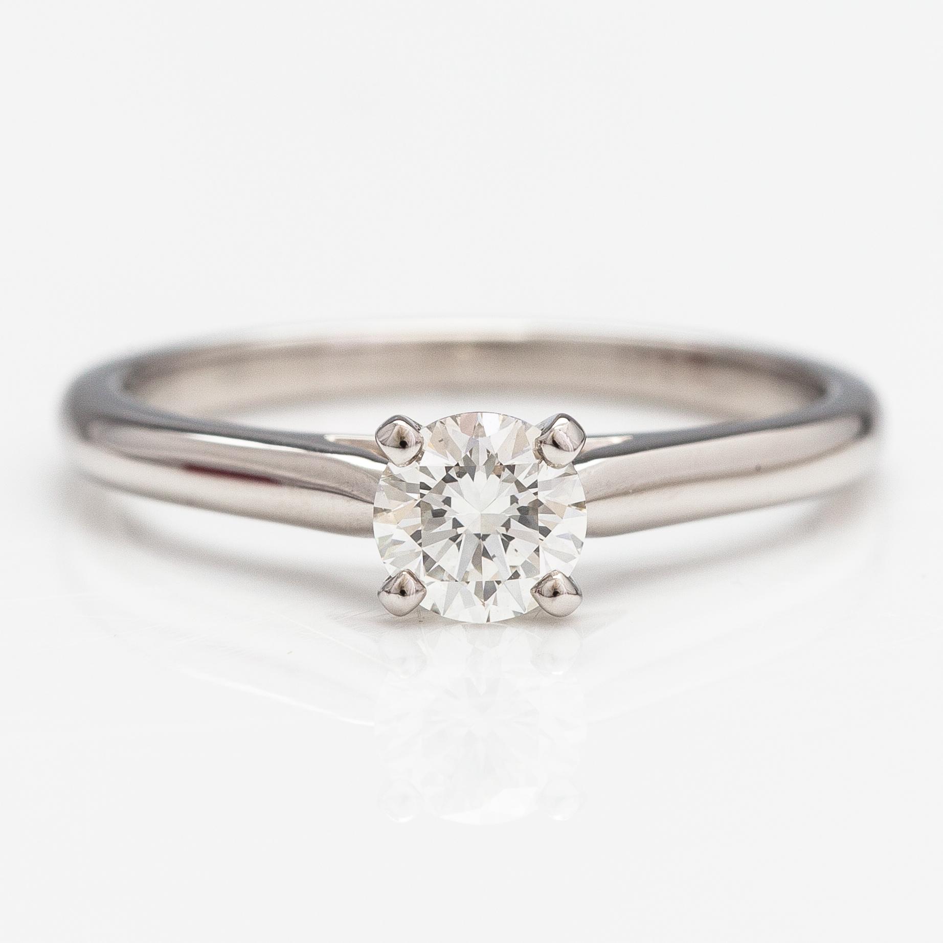 Cartier, Sormus, platinaa ja timantti n. 0.41 ct. Merkitty DZJ421. GIA todistus.