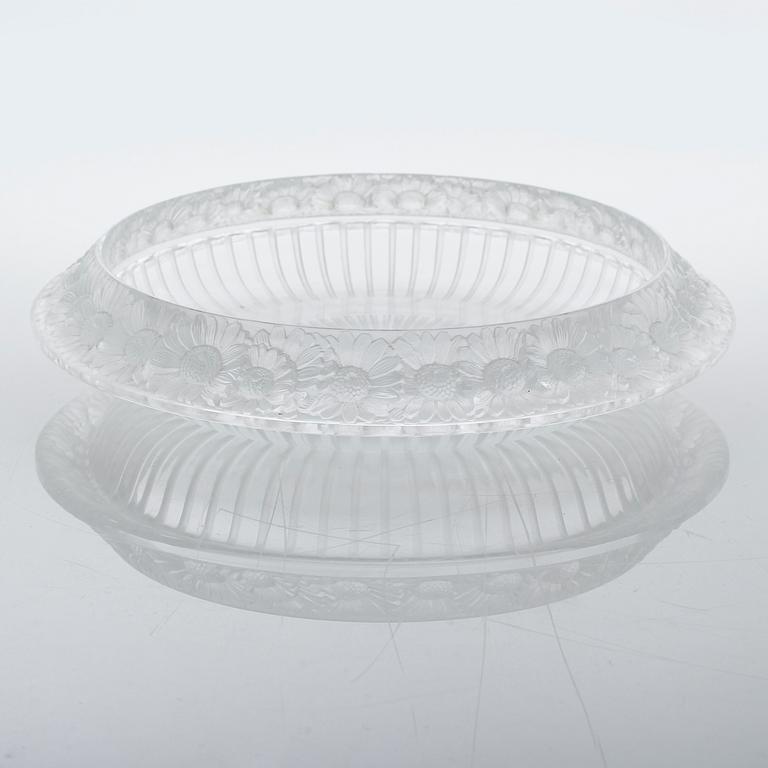 A french Lalique glass bowl from the latter half of the 20th century.