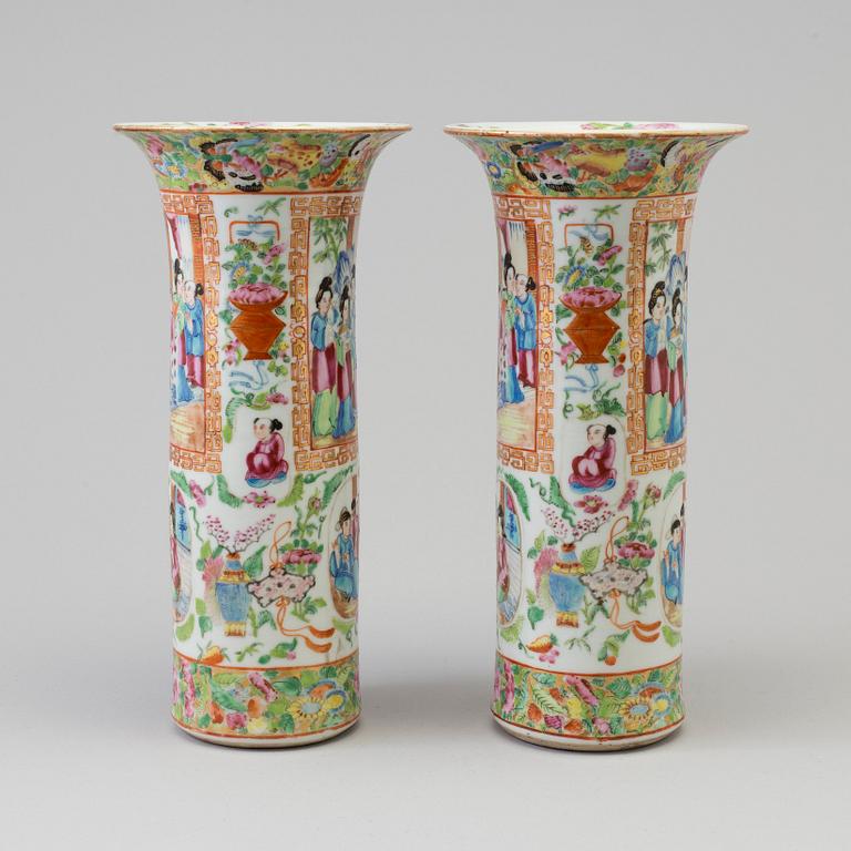 A pair of famille rose Canton porcelain vases, Qing dynasty, 19th century.