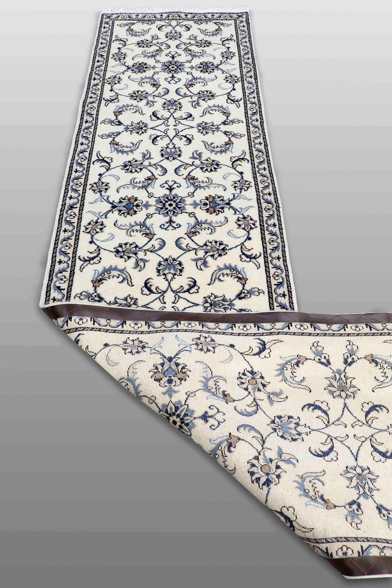 A runner, Nain, ca 383 x 75 cm.