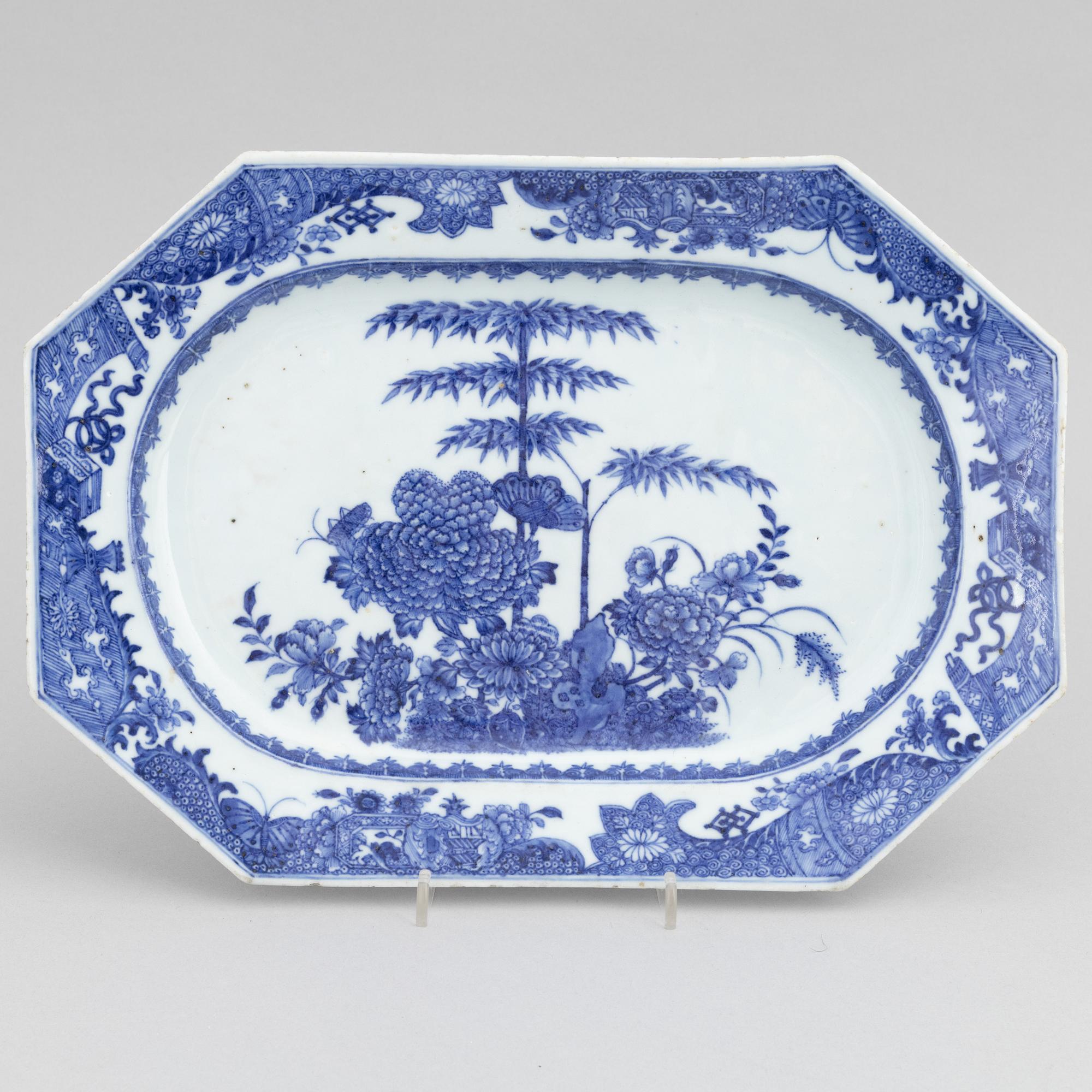 A Chinese blue and white porcelain dish, Qing dynasty, Qianlong (1736-1795).
