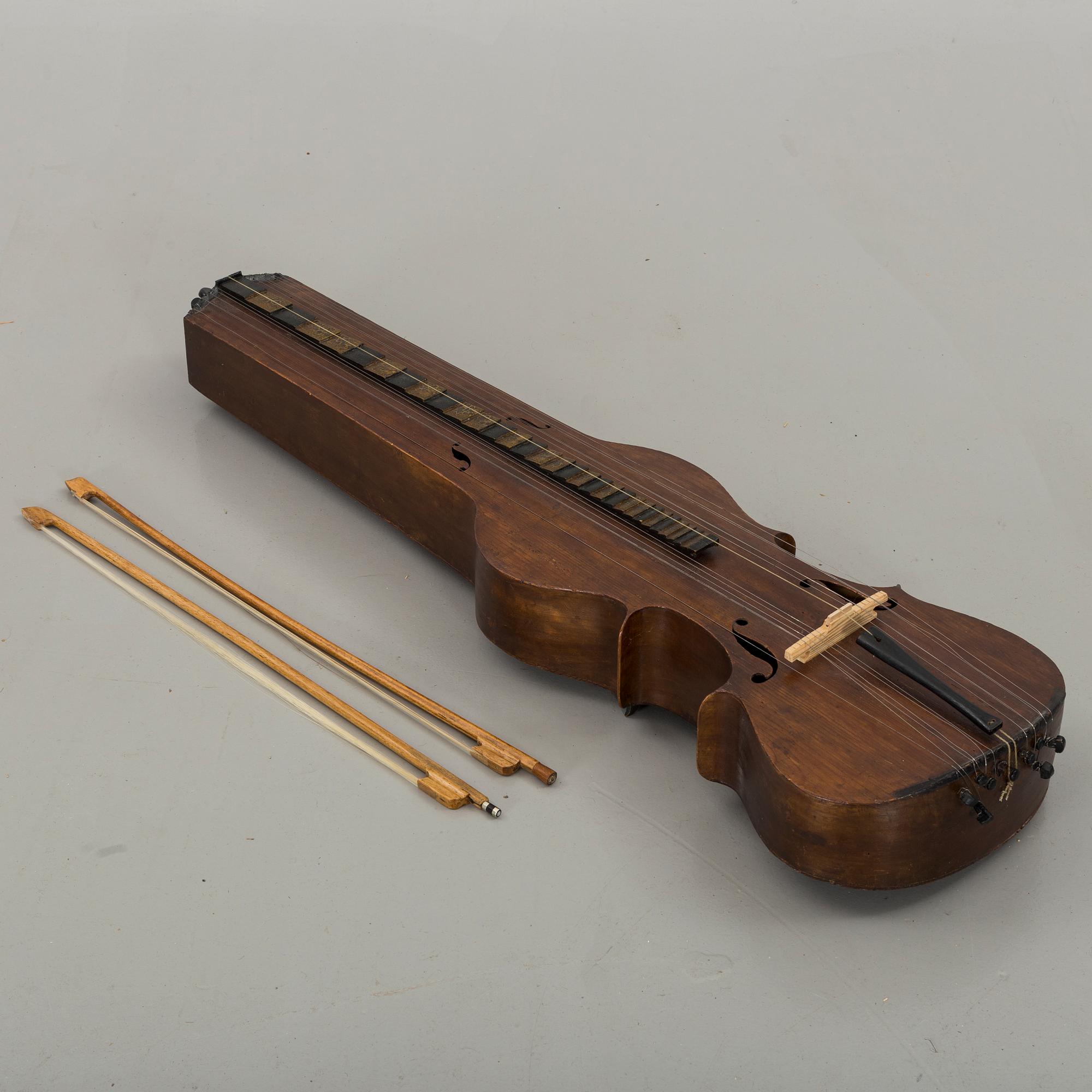 PSALMODIKON samt två stråkar, musikinstrument, 1800-tal / sekelskiftet 1900 Sverige.