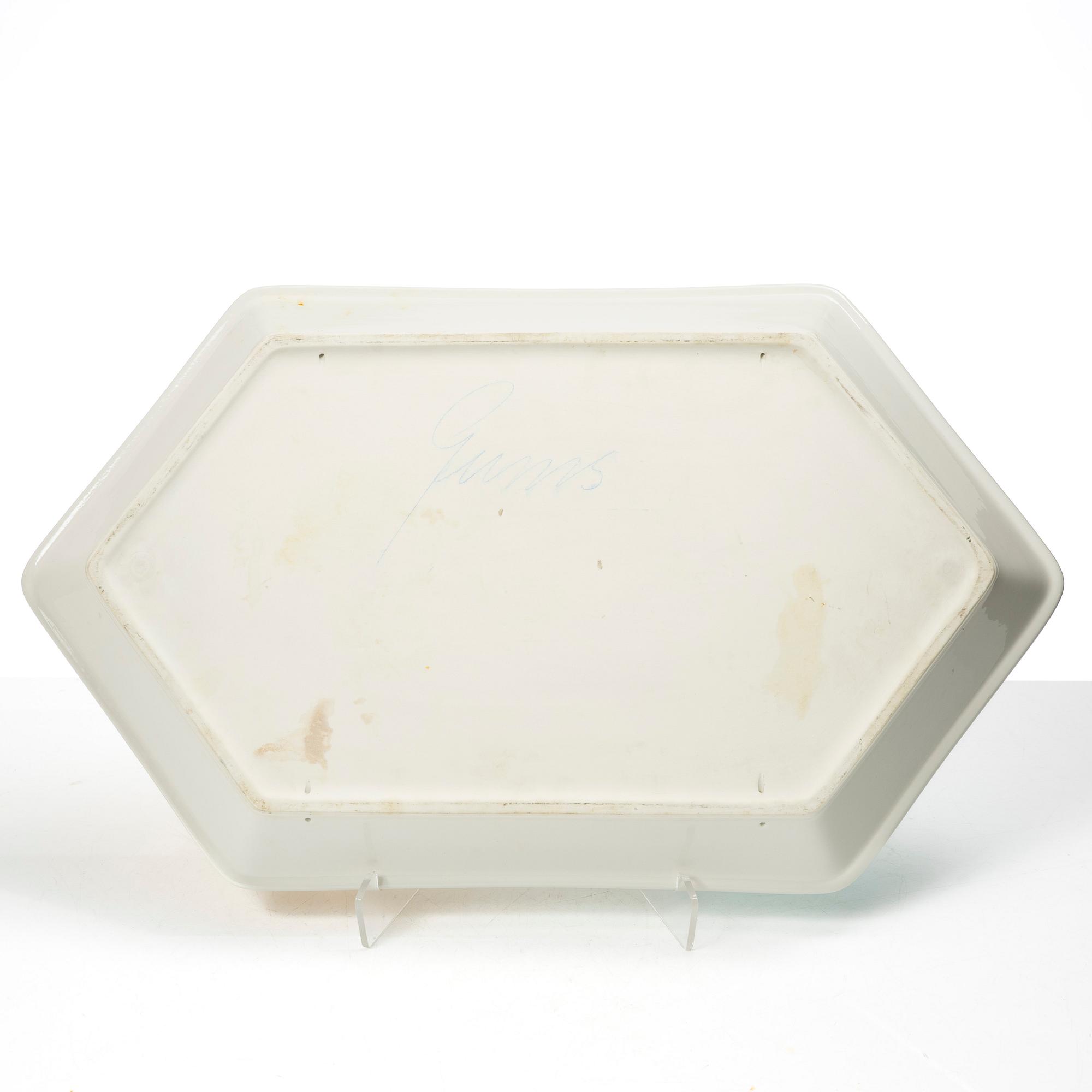 Margareta Hennix, A porcelain tray.