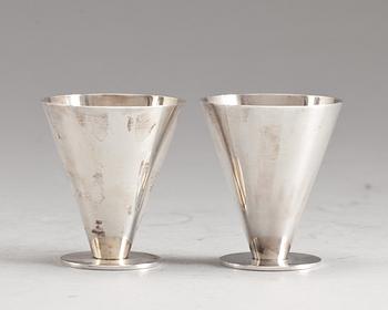 PUNSCHBÄGARE, ett par, sterlingsilver, Wiwen Nilsson, Lund, 1948. Total vikt ca 160 g.