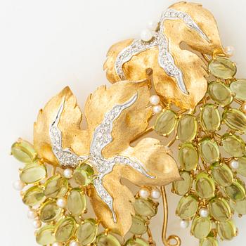 Brooch 18K gold with cabochon-cut peridot, round brilliant-cut diamonds, and cultured pearls.