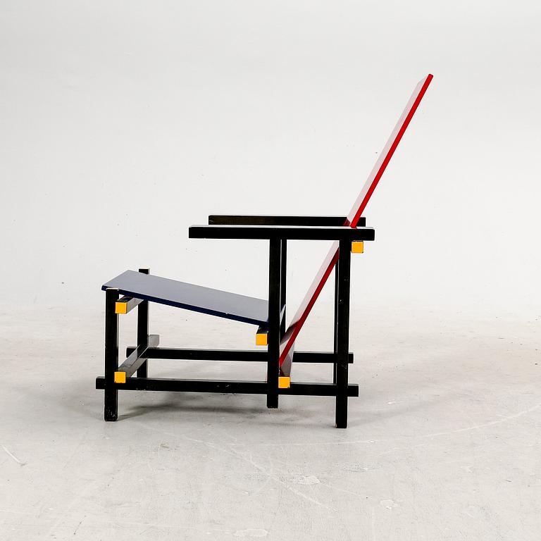 Gerrit Rietveld, fåtölj, "Red and blue chair", Cassina, formgiven 1918.