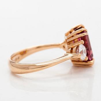 Ring, 18K guld med turmalin och briljantslipade diamanter.