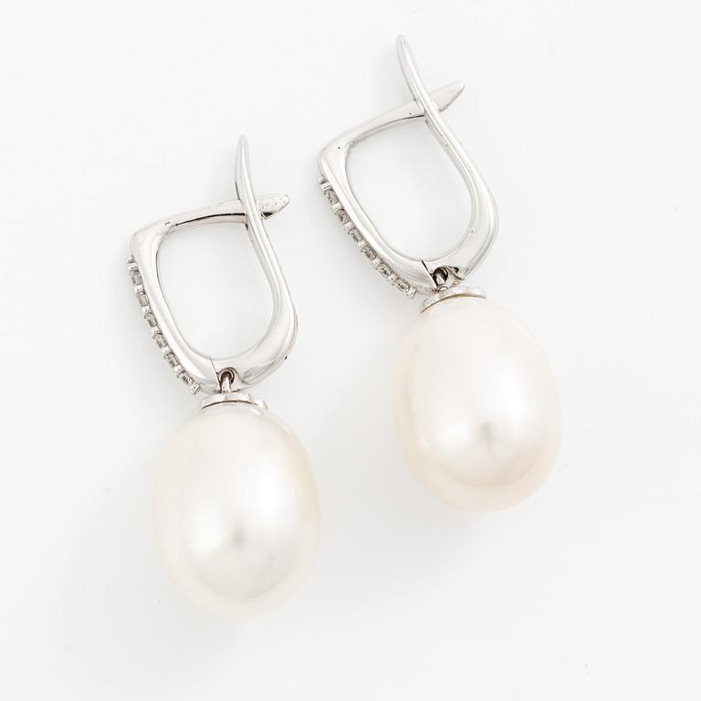 Örhängen 18K vitguld med odlade sötvattenspärlor och briljantslipade diamanter.