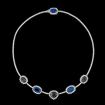 228. A blue kyantite, tot. 24.30 cts, and brilliant cut diamond necklace, tot. 6.62 cts.