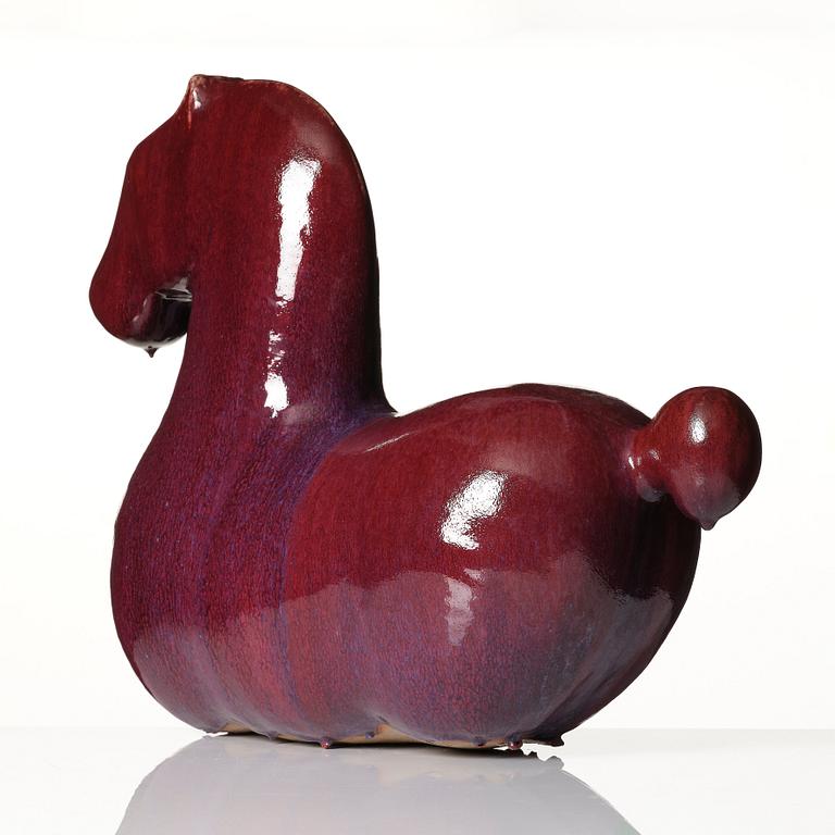 Ulla & Gustav Kraitz, skulptur, liggande häst, egen ateljé, Förslöv 1986.