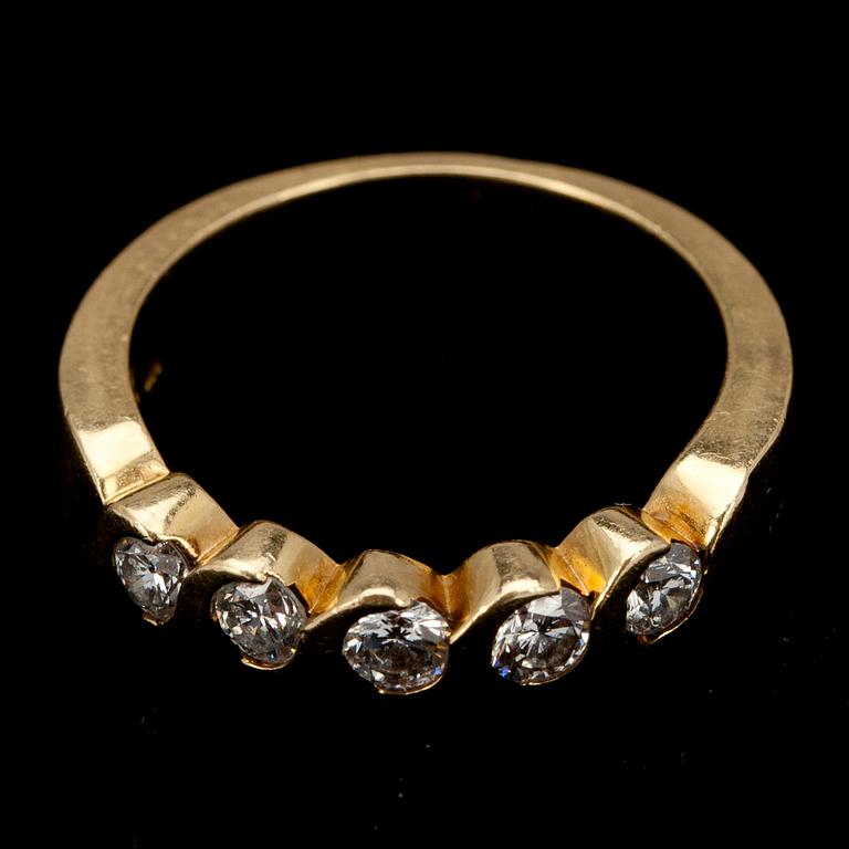 RING, guld 18K och 5 st briljantslipade diamanter, tot. 0,35 ct. Finska stämplar. Vikt 6 g.