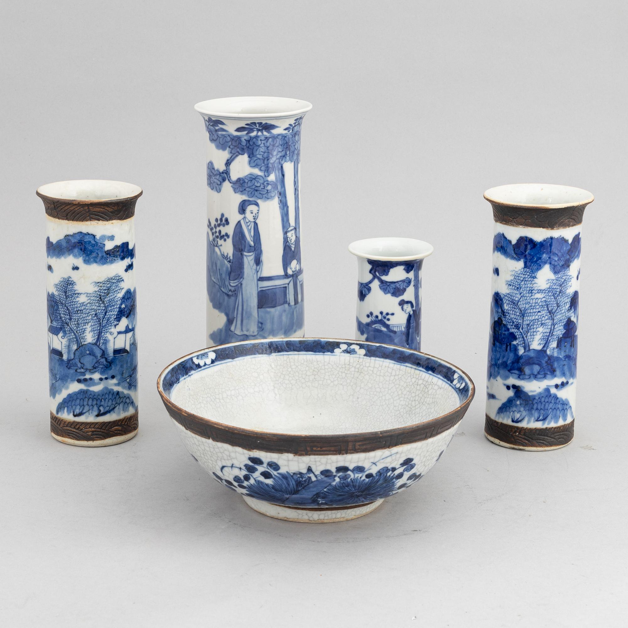 A group of Chinese blue and white porcelain vases and a bowl, 20th century.