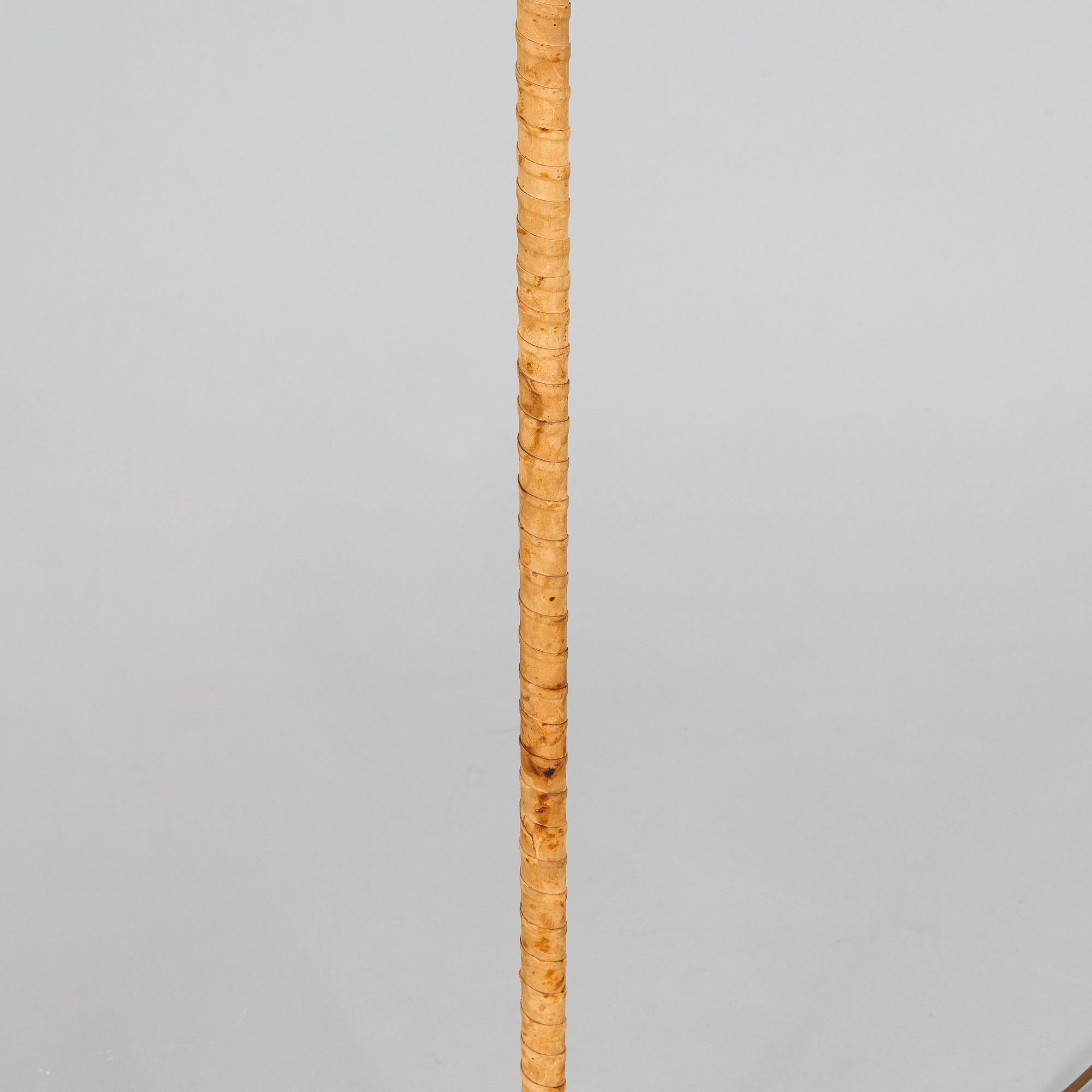 Lisa Johansson-Pape, Lattiavalaisin, Stockmann-Orno, 1900-luvun puoliväli. Korkeus 188 cm.
