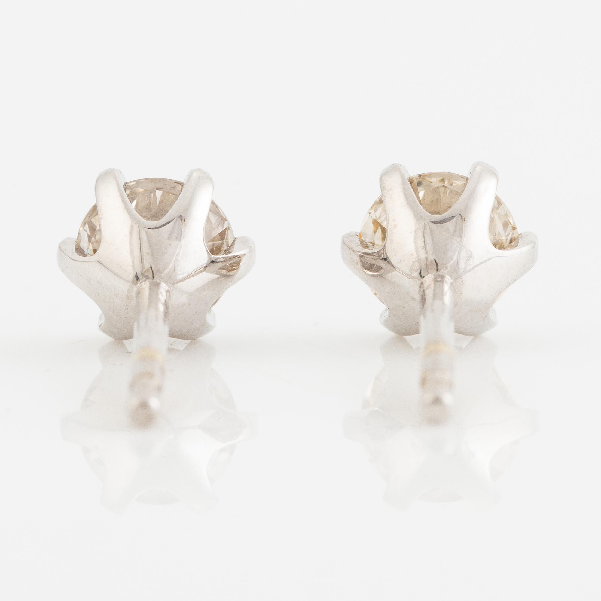 Örhängen, ett par, 18K vitguld med briljantslipade diamanter.