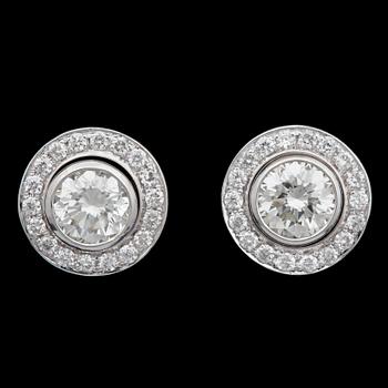A pair of brilliant cut diamond earrstuds, tot. 1.28 cts (0.50 cts each + tot. 0.28 cts).