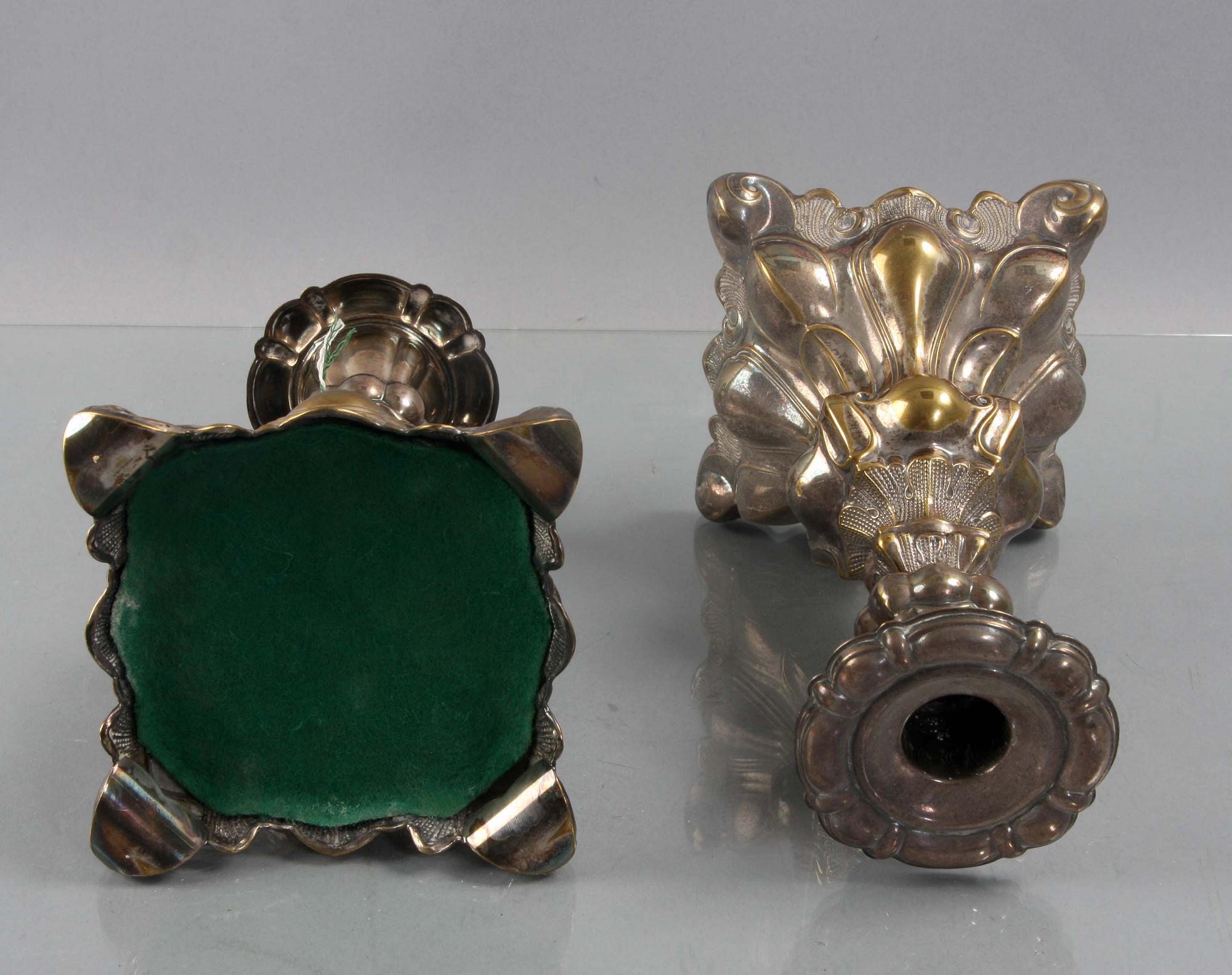 LJUSSTAKAR, ett par, nysilver, rokokostil.