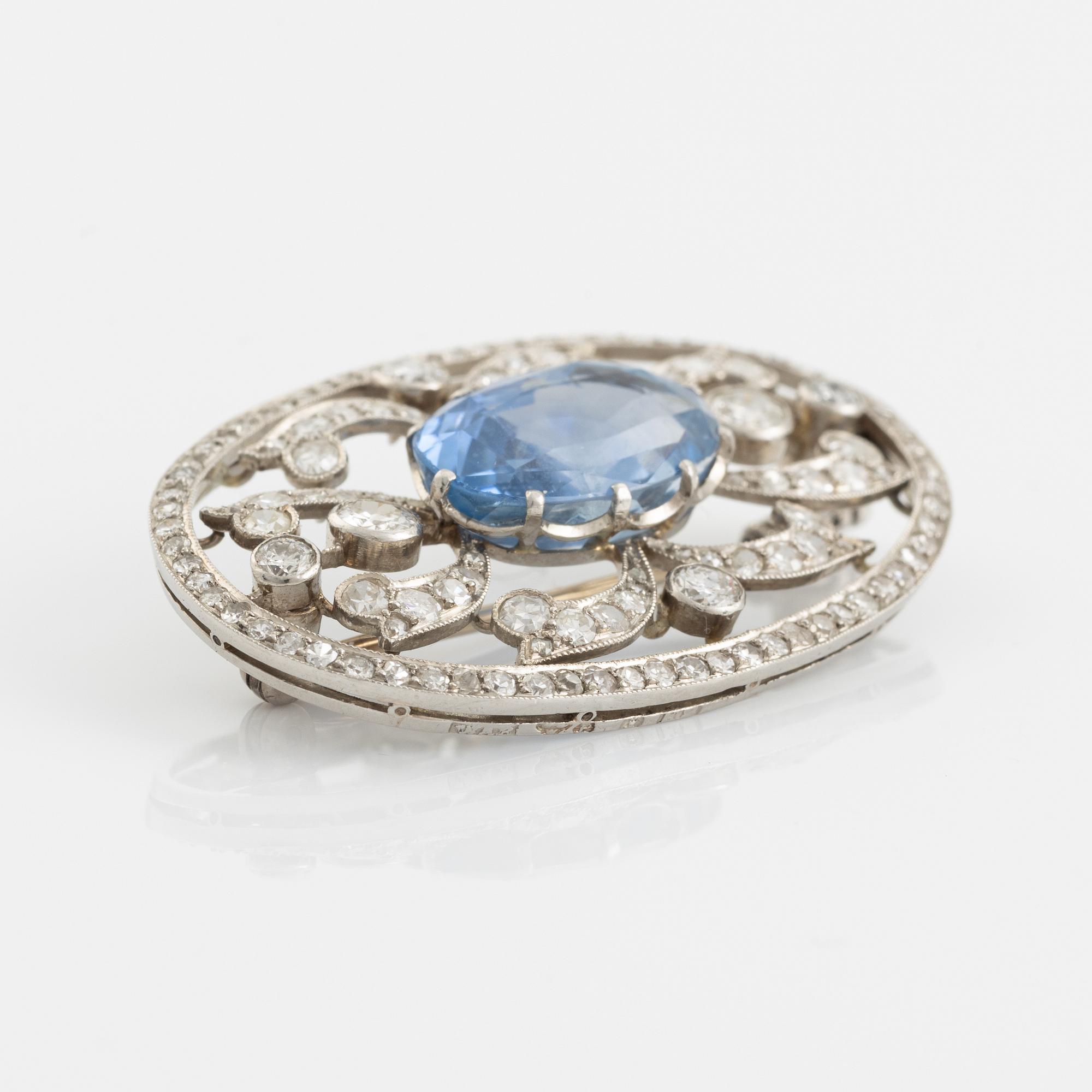 WA Bolin brosch platina med en fasettslipad safir och gammal- och åttkantslipade diamanter.