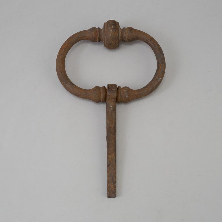 A 17TH CENTURY CAST IRON DOOR KNOCKER.