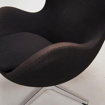 Arne Jacobsen, armchair and ottoman "The Egg chair" for Fritz Hansen 2012 and 2022.