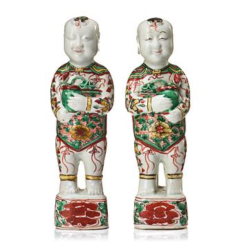 A pair of famille verte "lauging boys", Qing dynasty, Kangxi (1662-1722).