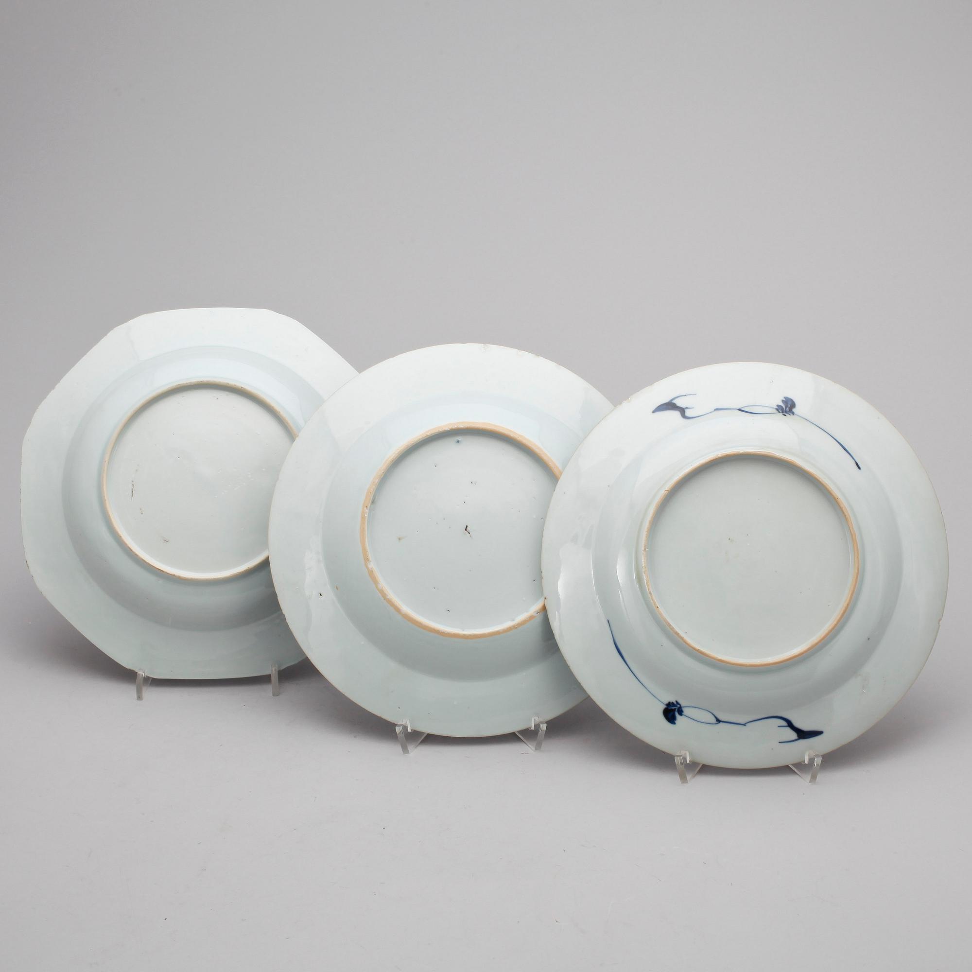 TALLRIKAR, 3 st, porslin, Kina, Qing dynastin, 1700-tal.