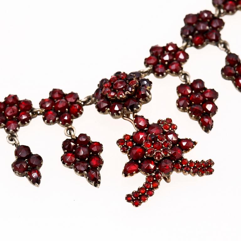 COLLIER samt BROSCH, granater och silver. 1900-talets början.