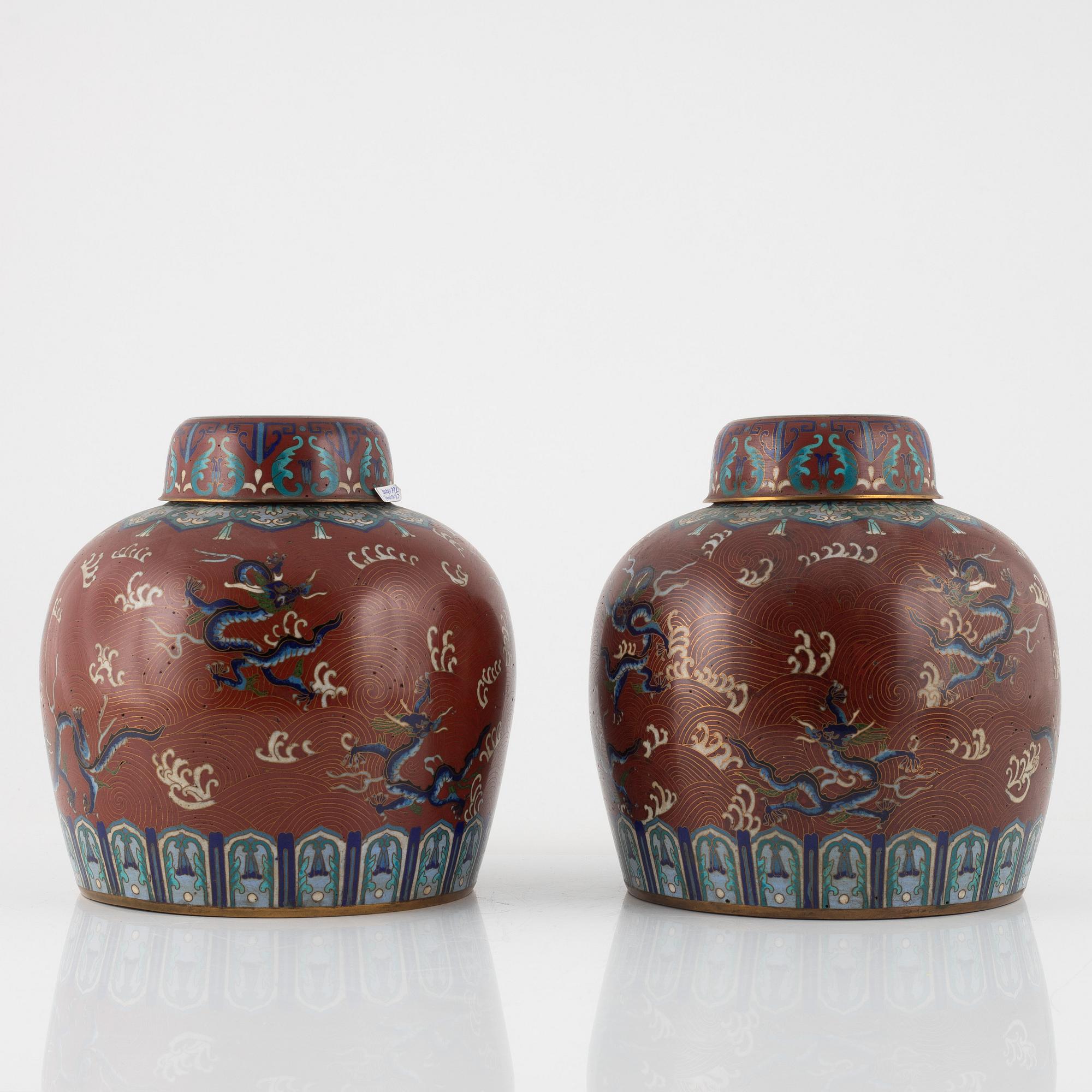 Urnor med lock, ett par, cloisonné. Kina, 1900-tal.