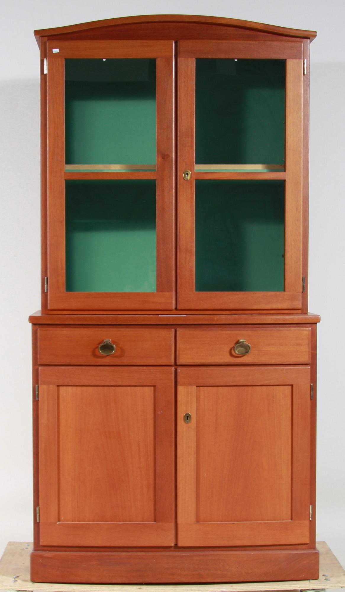 VITRINSKÅP, ur "Triva-serien", design Kerstin Hörlin Holmquist för Nordiska Kompaniet. Tillverkningsår 1965.