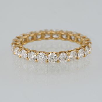 RING, 18K guld med 23 briljantslipade diamanter, 2.09 ct. Vikt 2,1 gram.
