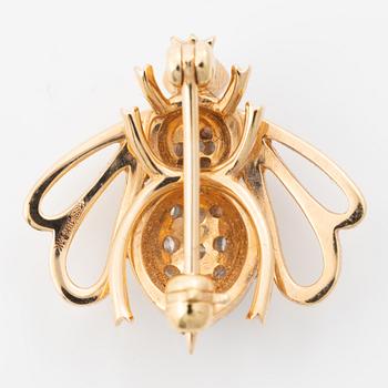 Bee brooch in 18K gold set with round brilliant-cut diamonds.
