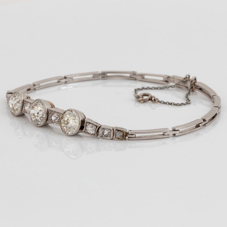 Armband platina med tre gammalslipade diamanter total vikt ca 3.25 ct.