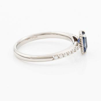 Ring 14K white gold with sapphire and brilliant-cut diamonds.