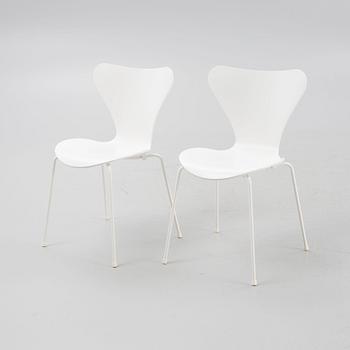 Arne Jacobsen, a pair of model 'Seven' chairs, Fritz Hansen, Denmark 2015.