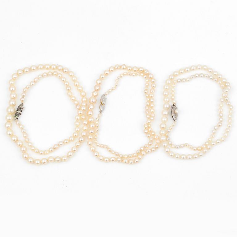 PÄRLCOLLIER, 3 st, med odlade saltvattenspärlor och silverlås.