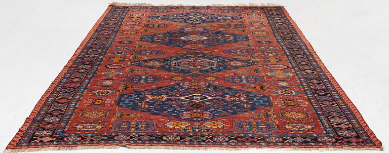 Matta, antik Soumak,  Östra Kaukasus, ca 368 x 262 cm.